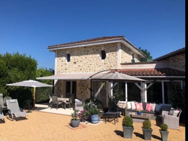 Maison rénovée de 3 chambres dans un endroit charmant en bordure de village