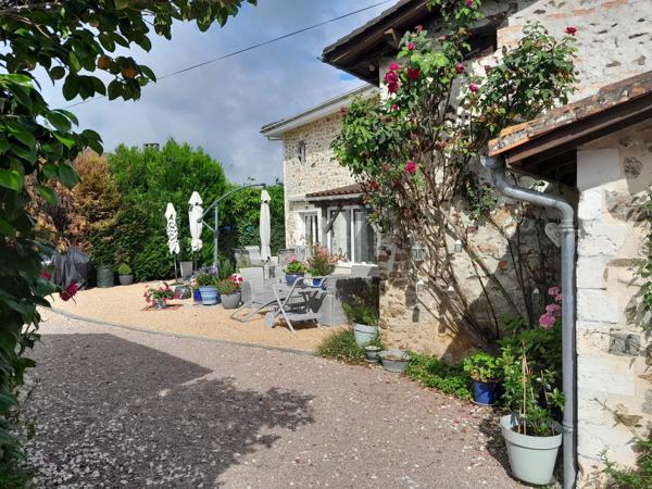 Maison rénovée de 3 chambres dans un endroit charmant en bordure de village