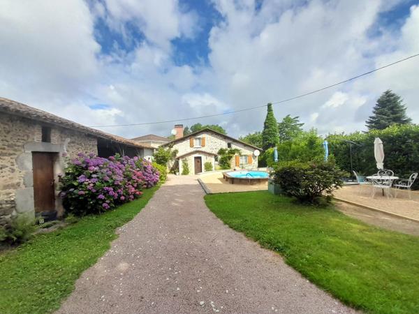 Maison rénovée de 3 chambres dans un endroit charmant en bordure de village