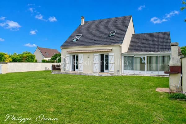 🏡 Maison familiale avec jardin de 625 m² - sous-sol total

Nichée au calme d’une petite résidence, cette belle maison traditionnelle vous séduira par son environnement paisible et son cadre de vie privilégié, idéal pour une famille en quête d’espace et de sérénité.

Dès l’entrée, vous découvrirez des volumes généreux et une distribution harmonieuse. Le rez-de-chaussée se compose d’une entrée, d’une cuisine aménagée et équipée, d’un séjour lumineux prolongé par une salle à manger conviviale, avec accès direct au jardin et à la véranda. Un WC indépendant complète ce niveau.

À l’étage, l’espace nuit offre trois chambres confortables, un dressing, une salle de bains ainsi qu’un WC.

À l’extérieur, vous profiterez d’une agréable terrasse donnant sur un jardin clos, plat et verdoyant de 625 m², véritable havre de paix pour petits et grands et un garage.

Le sous-sol total constitue un véritable atout à aménager selon vos envies : salle de sport, espace loisirs, bureau, studio ou chambre d’appoint.

✨ Les + qui font la différence :
✅ Environnement très calme en bordure de nature
✅ Beaux volumes et belle luminosité
✅ Grand jardin plat et clos
✅ Sous-sol complet multifonction
✅ Maison idéale pour une famille

👉 Une maison idéale pour allier confort, espace et qualité de vie. À visiter sans tarder !