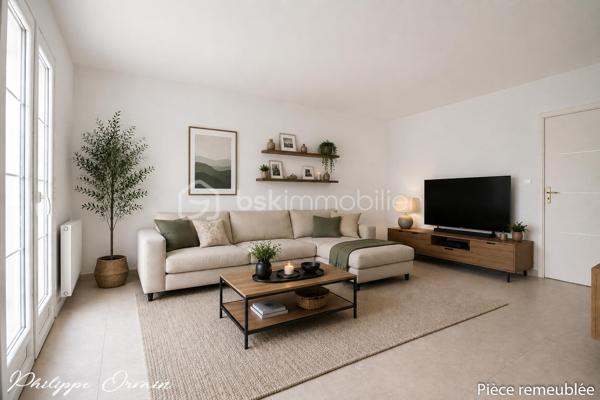 🏡 Maison familiale avec jardin de 625 m² - sous-sol total

Nichée au calme d’une petite résidence, cette belle maison traditionnelle vous séduira par son environnement paisible et son cadre de vie privilégié, idéal pour une famille en quête d’espace et de sérénité.

Dès l’entrée, vous découvrirez des volumes généreux et une distribution harmonieuse. Le rez-de-chaussée se compose d’une entrée, d’une cuisine aménagée et équipée, d’un séjour lumineux prolongé par une salle à manger conviviale, avec accès direct au jardin et à la véranda. Un WC indépendant complète ce niveau.

À l’étage, l’espace nuit offre trois chambres confortables, un dressing, une salle de bains ainsi qu’un WC.

À l’extérieur, vous profiterez d’une agréable terrasse donnant sur un jardin clos, plat et verdoyant de 625 m², véritable havre de paix pour petits et grands et un garage.

Le sous-sol total constitue un véritable atout à aménager selon vos envies : salle de sport, espace loisirs, bureau, studio ou chambre d’appoint.

✨ Les + qui font la différence :
✅ Environnement très calme en bordure de nature
✅ Beaux volumes et belle luminosité
✅ Grand jardin plat et clos
✅ Sous-sol complet multifonction
✅ Maison idéale pour une famille

👉 Une maison idéale pour allier confort, espace et qualité de vie. À visiter sans tarder !