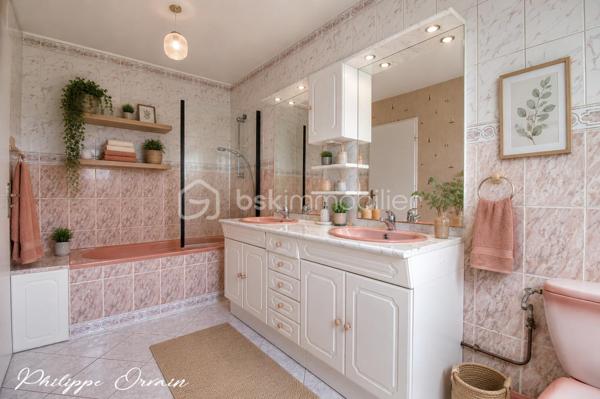 🏡 Maison familiale avec jardin de 625 m² - sous-sol total

Nichée au calme d’une petite résidence, cette belle maison traditionnelle vous séduira par son environnement paisible et son cadre de vie privilégié, idéal pour une famille en quête d’espace et de sérénité.

Dès l’entrée, vous découvrirez des volumes généreux et une distribution harmonieuse. Le rez-de-chaussée se compose d’une entrée, d’une cuisine aménagée et équipée, d’un séjour lumineux prolongé par une salle à manger conviviale, avec accès direct au jardin et à la véranda. Un WC indépendant complète ce niveau.

À l’étage, l’espace nuit offre trois chambres confortables, un dressing, une salle de bains ainsi qu’un WC.

À l’extérieur, vous profiterez d’une agréable terrasse donnant sur un jardin clos, plat et verdoyant de 625 m², véritable havre de paix pour petits et grands et un garage.

Le sous-sol total constitue un véritable atout à aménager selon vos envies : salle de sport, espace loisirs, bureau, studio ou chambre d’appoint.

✨ Les + qui font la différence :
✅ Environnement très calme en bordure de nature
✅ Beaux volumes et belle luminosité
✅ Grand jardin plat et clos
✅ Sous-sol complet multifonction
✅ Maison idéale pour une famille

👉 Une maison idéale pour allier confort, espace et qualité de vie. À visiter sans tarder !