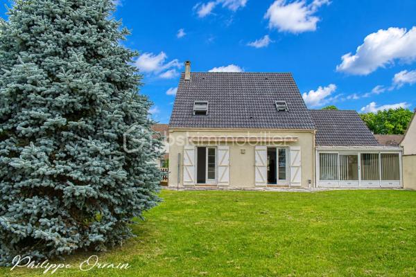 🏡 Maison familiale avec jardin de 625 m² - sous-sol total

Nichée au calme d’une petite résidence, cette belle maison traditionnelle vous séduira par son environnement paisible et son cadre de vie privilégié, idéal pour une famille en quête d’espace et de sérénité.

Dès l’entrée, vous découvrirez des volumes généreux et une distribution harmonieuse. Le rez-de-chaussée se compose d’une entrée, d’une cuisine aménagée et équipée, d’un séjour lumineux prolongé par une salle à manger conviviale, avec accès direct au jardin et à la véranda. Un WC indépendant complète ce niveau.

À l’étage, l’espace nuit offre trois chambres confortables, un dressing, une salle de bains ainsi qu’un WC.

À l’extérieur, vous profiterez d’une agréable terrasse donnant sur un jardin clos, plat et verdoyant de 625 m², véritable havre de paix pour petits et grands et un garage.

Le sous-sol total constitue un véritable atout à aménager selon vos envies : salle de sport, espace loisirs, bureau, studio ou chambre d’appoint.

✨ Les + qui font la différence :
✅ Environnement très calme en bordure de nature
✅ Beaux volumes et belle luminosité
✅ Grand jardin plat et clos
✅ Sous-sol complet multifonction
✅ Maison idéale pour une famille

👉 Une maison idéale pour allier confort, espace et qualité de vie. À visiter sans tarder !