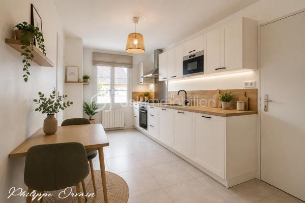 🏡 Maison familiale avec jardin de 625 m² - sous-sol total

Nichée au calme d’une petite résidence, cette belle maison traditionnelle vous séduira par son environnement paisible et son cadre de vie privilégié, idéal pour une famille en quête d’espace et de sérénité.

Dès l’entrée, vous découvrirez des volumes généreux et une distribution harmonieuse. Le rez-de-chaussée se compose d’une entrée, d’une cuisine aménagée et équipée, d’un séjour lumineux prolongé par une salle à manger conviviale, avec accès direct au jardin et à la véranda. Un WC indépendant complète ce niveau.

À l’étage, l’espace nuit offre trois chambres confortables, un dressing, une salle de bains ainsi qu’un WC.

À l’extérieur, vous profiterez d’une agréable terrasse donnant sur un jardin clos, plat et verdoyant de 625 m², véritable havre de paix pour petits et grands et un garage.

Le sous-sol total constitue un véritable atout à aménager selon vos envies : salle de sport, espace loisirs, bureau, studio ou chambre d’appoint.

✨ Les + qui font la différence :
✅ Environnement très calme en bordure de nature
✅ Beaux volumes et belle luminosité
✅ Grand jardin plat et clos
✅ Sous-sol complet multifonction
✅ Maison idéale pour une famille

👉 Une maison idéale pour allier confort, espace et qualité de vie. À visiter sans tarder !
