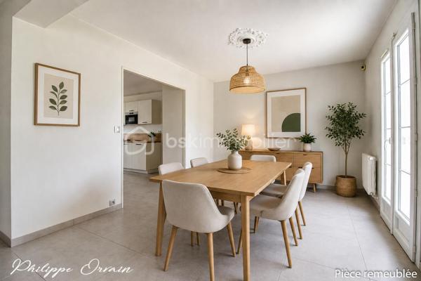🏡 Maison familiale avec jardin de 625 m² - sous-sol total

Nichée au calme d’une petite résidence, cette belle maison traditionnelle vous séduira par son environnement paisible et son cadre de vie privilégié, idéal pour une famille en quête d’espace et de sérénité.

Dès l’entrée, vous découvrirez des volumes généreux et une distribution harmonieuse. Le rez-de-chaussée se compose d’une entrée, d’une cuisine aménagée et équipée, d’un séjour lumineux prolongé par une salle à manger conviviale, avec accès direct au jardin et à la véranda. Un WC indépendant complète ce niveau.

À l’étage, l’espace nuit offre trois chambres confortables, un dressing, une salle de bains ainsi qu’un WC.

À l’extérieur, vous profiterez d’une agréable terrasse donnant sur un jardin clos, plat et verdoyant de 625 m², véritable havre de paix pour petits et grands et un garage.

Le sous-sol total constitue un véritable atout à aménager selon vos envies : salle de sport, espace loisirs, bureau, studio ou chambre d’appoint.

✨ Les + qui font la différence :
✅ Environnement très calme en bordure de nature
✅ Beaux volumes et belle luminosité
✅ Grand jardin plat et clos
✅ Sous-sol complet multifonction
✅ Maison idéale pour une famille

👉 Une maison idéale pour allier confort, espace et qualité de vie. À visiter sans tarder !