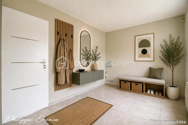 🏡 Maison familiale avec jardin de 625 m² - sous-sol total

Nichée au calme d’une petite résidence, cette belle maison traditionnelle vous séduira par son environnement paisible et son cadre de vie privilégié, idéal pour une famille en quête d’espace et de sérénité.

Dès l’entrée, vous découvrirez des volumes généreux et une distribution harmonieuse. Le rez-de-chaussée se compose d’une entrée, d’une cuisine aménagée et équipée, d’un séjour lumineux prolongé par une salle à manger conviviale, avec accès direct au jardin et à la véranda. Un WC indépendant complète ce niveau.

À l’étage, l’espace nuit offre trois chambres confortables, un dressing, une salle de bains ainsi qu’un WC.

À l’extérieur, vous profiterez d’une agréable terrasse donnant sur un jardin clos, plat et verdoyant de 625 m², véritable havre de paix pour petits et grands et un garage.

Le sous-sol total constitue un véritable atout à aménager selon vos envies : salle de sport, espace loisirs, bureau, studio ou chambre d’appoint.

✨ Les + qui font la différence :
✅ Environnement très calme en bordure de nature
✅ Beaux volumes et belle luminosité
✅ Grand jardin plat et clos
✅ Sous-sol complet multifonction
✅ Maison idéale pour une famille

👉 Une maison idéale pour allier confort, espace et qualité de vie. À visiter sans tarder !