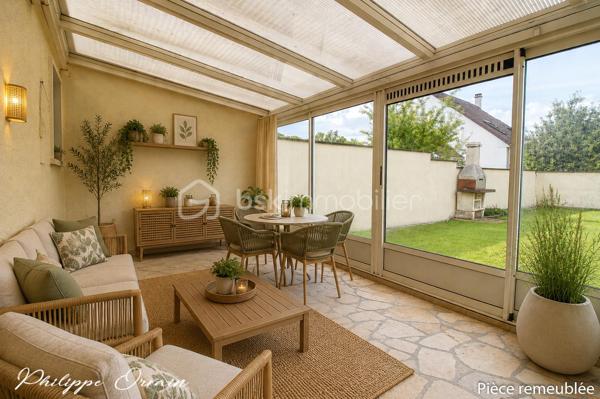 🏡 Maison familiale avec jardin de 625 m² - sous-sol total

Nichée au calme d’une petite résidence, cette belle maison traditionnelle vous séduira par son environnement paisible et son cadre de vie privilégié, idéal pour une famille en quête d’espace et de sérénité.

Dès l’entrée, vous découvrirez des volumes généreux et une distribution harmonieuse. Le rez-de-chaussée se compose d’une entrée, d’une cuisine aménagée et équipée, d’un séjour lumineux prolongé par une salle à manger conviviale, avec accès direct au jardin et à la véranda. Un WC indépendant complète ce niveau.

À l’étage, l’espace nuit offre trois chambres confortables, un dressing, une salle de bains ainsi qu’un WC.

À l’extérieur, vous profiterez d’une agréable terrasse donnant sur un jardin clos, plat et verdoyant de 625 m², véritable havre de paix pour petits et grands et un garage.

Le sous-sol total constitue un véritable atout à aménager selon vos envies : salle de sport, espace loisirs, bureau, studio ou chambre d’appoint.

✨ Les + qui font la différence :
✅ Environnement très calme en bordure de nature
✅ Beaux volumes et belle luminosité
✅ Grand jardin plat et clos
✅ Sous-sol complet multifonction
✅ Maison idéale pour une famille

👉 Une maison idéale pour allier confort, espace et qualité de vie. À visiter sans tarder !