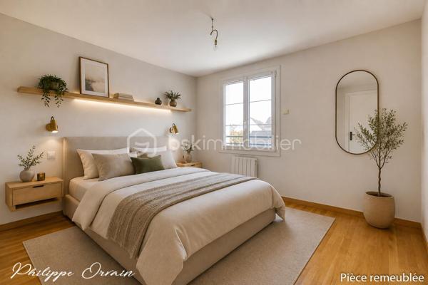 🏡 Maison familiale avec jardin de 625 m² - sous-sol total

Nichée au calme d’une petite résidence, cette belle maison traditionnelle vous séduira par son environnement paisible et son cadre de vie privilégié, idéal pour une famille en quête d’espace et de sérénité.

Dès l’entrée, vous découvrirez des volumes généreux et une distribution harmonieuse. Le rez-de-chaussée se compose d’une entrée, d’une cuisine aménagée et équipée, d’un séjour lumineux prolongé par une salle à manger conviviale, avec accès direct au jardin et à la véranda. Un WC indépendant complète ce niveau.

À l’étage, l’espace nuit offre trois chambres confortables, un dressing, une salle de bains ainsi qu’un WC.

À l’extérieur, vous profiterez d’une agréable terrasse donnant sur un jardin clos, plat et verdoyant de 625 m², véritable havre de paix pour petits et grands et un garage.

Le sous-sol total constitue un véritable atout à aménager selon vos envies : salle de sport, espace loisirs, bureau, studio ou chambre d’appoint.

✨ Les + qui font la différence :
✅ Environnement très calme en bordure de nature
✅ Beaux volumes et belle luminosité
✅ Grand jardin plat et clos
✅ Sous-sol complet multifonction
✅ Maison idéale pour une famille

👉 Une maison idéale pour allier confort, espace et qualité de vie. À visiter sans tarder !