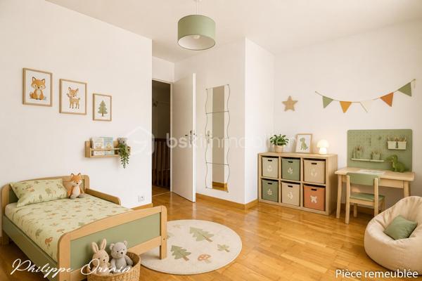 🏡 Maison familiale avec jardin de 625 m² - sous-sol total

Nichée au calme d’une petite résidence, cette belle maison traditionnelle vous séduira par son environnement paisible et son cadre de vie privilégié, idéal pour une famille en quête d’espace et de sérénité.

Dès l’entrée, vous découvrirez des volumes généreux et une distribution harmonieuse. Le rez-de-chaussée se compose d’une entrée, d’une cuisine aménagée et équipée, d’un séjour lumineux prolongé par une salle à manger conviviale, avec accès direct au jardin et à la véranda. Un WC indépendant complète ce niveau.

À l’étage, l’espace nuit offre trois chambres confortables, un dressing, une salle de bains ainsi qu’un WC.

À l’extérieur, vous profiterez d’une agréable terrasse donnant sur un jardin clos, plat et verdoyant de 625 m², véritable havre de paix pour petits et grands et un garage.

Le sous-sol total constitue un véritable atout à aménager selon vos envies : salle de sport, espace loisirs, bureau, studio ou chambre d’appoint.

✨ Les + qui font la différence :
✅ Environnement très calme en bordure de nature
✅ Beaux volumes et belle luminosité
✅ Grand jardin plat et clos
✅ Sous-sol complet multifonction
✅ Maison idéale pour une famille

👉 Une maison idéale pour allier confort, espace et qualité de vie. À visiter sans tarder !