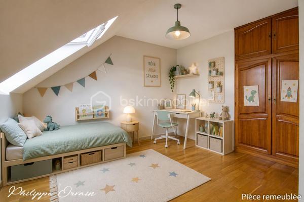 🏡 Maison familiale avec jardin de 625 m² - sous-sol total

Nichée au calme d’une petite résidence, cette belle maison traditionnelle vous séduira par son environnement paisible et son cadre de vie privilégié, idéal pour une famille en quête d’espace et de sérénité.

Dès l’entrée, vous découvrirez des volumes généreux et une distribution harmonieuse. Le rez-de-chaussée se compose d’une entrée, d’une cuisine aménagée et équipée, d’un séjour lumineux prolongé par une salle à manger conviviale, avec accès direct au jardin et à la véranda. Un WC indépendant complète ce niveau.

À l’étage, l’espace nuit offre trois chambres confortables, un dressing, une salle de bains ainsi qu’un WC.

À l’extérieur, vous profiterez d’une agréable terrasse donnant sur un jardin clos, plat et verdoyant de 625 m², véritable havre de paix pour petits et grands et un garage.

Le sous-sol total constitue un véritable atout à aménager selon vos envies : salle de sport, espace loisirs, bureau, studio ou chambre d’appoint.

✨ Les + qui font la différence :
✅ Environnement très calme en bordure de nature
✅ Beaux volumes et belle luminosité
✅ Grand jardin plat et clos
✅ Sous-sol complet multifonction
✅ Maison idéale pour une famille

👉 Une maison idéale pour allier confort, espace et qualité de vie. À visiter sans tarder !