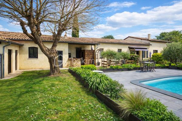 🏡 Maison familiale avec revenus locatifs immédiats – rare sur le secteur

À Ménesplet, à proximité immédiate de Montpon-Ménestérol, découvrez cette propriété de caractère d’environ 350 m² au total comprenant :
✔ une maison principale d’environ 280 m²
✔ deux studios totalement indépendants déjà loués
Les studios génèrent 1 100 € de loyers mensuels, soit 13 200 € par an, un atout majeur permettant de financer une partie importante du crédit immobilier.

💰 REVENUS LOCATIFS IMMÉDIATS
✔ 2 studios loués en meublé
✔ 1 100 € de loyers par mois
✔ 13 200 € par an
Les logements locatifs sont totalement indépendants de la maison principale, avec :
✔ entrées séparées
✔ stationnements dédiés
✔ extérieurs privatifs
✔ aucun vis-à-vis avec la maison
Les locataires ne génèrent aucune nuisance pour l’habitation principale.

🏡 MAISON PRINCIPALE – ENVIRON 280 m²
Cette longère de caractère en pierre offre de très beaux volumes et un charme authentique.
La pièce de vie d’environ 83 m² avec cheminée insert constitue un espace chaleureux et convivial.
Les tomettes anciennes dans la cuisine et le salon apportent un cachet unique.
La maison comprend notamment :
✔ cuisine ouverte équipée
✔ suite parentale d’environ 41 m² avec salle d’eau et balnéo
✔ trois chambres supplémentaires
✔ bureau
✔ plusieurs points d’eau

À l’étage, un plateau d’environ 70 m² avec dressing et salle de bain offre de nombreuses possibilités :
    • chambres supplémentaires
    • salle de jeux
    • espace télétravail
    • activité professionnelle

Terrain clos et arboré idéal pour profiter de l’extérieur de 2200m².
✔ piscine 4 x 8
✔ jacuzzi
✔ terrasses
✔ espace barbecue maçonné avec cheminée et bar
✔ puits pour l’entretien du terrain et de la piscine
Un cadre de vie agréable pour profiter pleinement de la propriété.

✔ poêle à bois
✔ pompe à chaleur air / air réversible
✔ chauffage central fioul utilisé en appoint
✔ assainissement individuel

🏠 ANNEXES
✔ garage attenant avec accès direct à la maison
✔ atelier indépendant d’environ 12 m²
✔ local technique

📍 SITUATION
Secteur recherché entre :
✔ Montpon-Ménestérol
✔ Coutras (20 km)
✔ Libourne (30 km)
Accès rapide A89 et commerces à proximité.

⭐ LES PLUS
✔ revenus locatifs 1 100 €/mois
✔ studios totalement indépendants entrées séparées
✔ aucun vis-à-vis avec la maison
✔ maison familiale de 280 m²
✔ terrain clos 2 200 m²
✔ piscine et jacuzzi
📞 Visites sur rendez-vous.