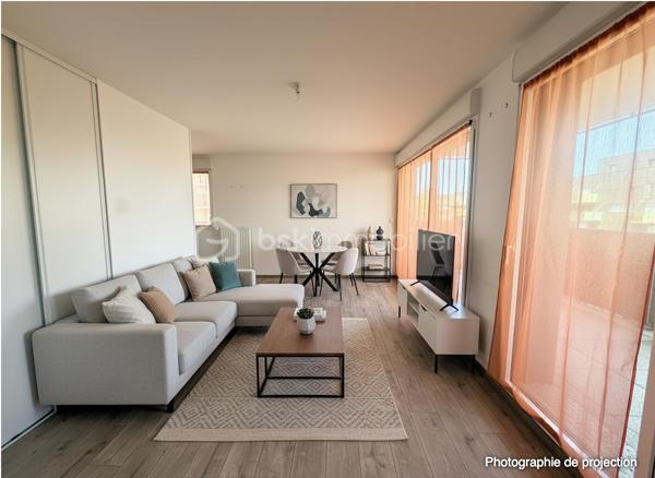 Idéalement situé à Vezin-le-Coquet, au pied du bus et à seulement 200 mètres des commerces de proximité et des écoles, découvrez cet agréable appartement de 50 m² offrant un cadre de vie pratique et confortable.

Il se compose d'une belle pièce de vie lumineuse avec salon-séjour, d'une cuisine aménagée et équipée semi-ouverte, d'une grande chambre, d'une salle d'eau avec vasque ainsi que d'un WC séparé.

Vous profiterez également d'un balcon, idéal pour vos moments de détente, ainsi que d'une place de parking privative.

Les atouts :

Appartement de 50 m²
Grande chambre
Cuisine aménagée et équipée
Balcon
Place de parking
Bus au pied de la résidence
Commerces et écoles à 200 m
Environnement pratique et recherché

Pour plus d'informations ou organiser une visite, contactez-moi.