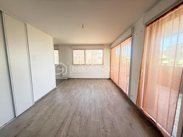 Idéalement situé à Vezin-le-Coquet, au pied du bus et à seulement 200 mètres des commerces de proximité et des écoles, découvrez cet agréable appartement de 50 m² offrant un cadre de vie pratique et confortable.

Il se compose d'une belle pièce de vie lumineuse avec salon-séjour, d'une cuisine aménagée et équipée semi-ouverte, d'une grande chambre, d'une salle d'eau avec vasque ainsi que d'un WC séparé.

Vous profiterez également d'un balcon, idéal pour vos moments de détente, ainsi que d'une place de parking privative.

Les atouts :

Appartement de 50 m²
Grande chambre
Cuisine aménagée et équipée
Balcon
Place de parking
Bus au pied de la résidence
Commerces et écoles à 200 m
Environnement pratique et recherché

Pour plus d'informations ou organiser une visite, contactez-moi.