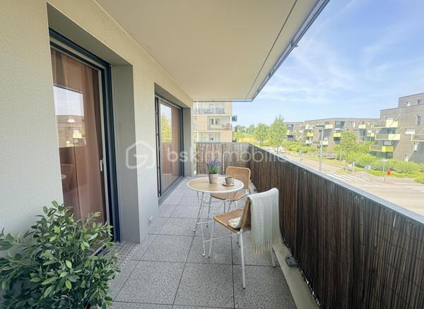 Idéalement situé à Vezin-le-Coquet, au pied du bus et à seulement 200 mètres des commerces de proximité et des écoles, découvrez cet agréable appartement de 50 m² offrant un cadre de vie pratique et confortable.

Il se compose d'une belle pièce de vie lumineuse avec salon-séjour, d'une cuisine aménagée et équipée semi-ouverte, d'une grande chambre, d'une salle d'eau avec vasque ainsi que d'un WC séparé.

Vous profiterez également d'un balcon, idéal pour vos moments de détente, ainsi que d'une place de parking privative.

Les atouts :

Appartement de 50 m²
Grande chambre
Cuisine aménagée et équipée
Balcon
Place de parking
Bus au pied de la résidence
Commerces et écoles à 200 m
Environnement pratique et recherché

Pour plus d'informations ou organiser une visite, contactez-moi.