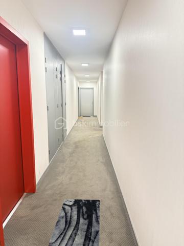 Idéalement situé à Vezin-le-Coquet, au pied du bus et à seulement 200 mètres des commerces de proximité et des écoles, découvrez cet agréable appartement de 50 m² offrant un cadre de vie pratique et confortable.

Il se compose d'une belle pièce de vie lumineuse avec salon-séjour, d'une cuisine aménagée et équipée semi-ouverte, d'une grande chambre, d'une salle d'eau avec vasque ainsi que d'un WC séparé.

Vous profiterez également d'un balcon, idéal pour vos moments de détente, ainsi que d'une place de parking privative.

Les atouts :

Appartement de 50 m²
Grande chambre
Cuisine aménagée et équipée
Balcon
Place de parking
Bus au pied de la résidence
Commerces et écoles à 200 m
Environnement pratique et recherché

Pour plus d'informations ou organiser une visite, contactez-moi.