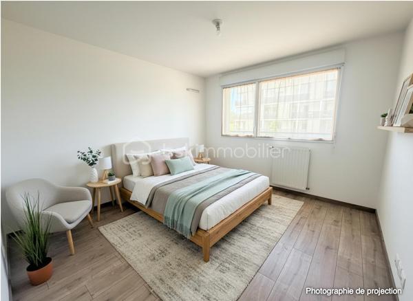 Idéalement situé à Vezin-le-Coquet, au pied du bus et à seulement 200 mètres des commerces de proximité et des écoles, découvrez cet agréable appartement de 50 m² offrant un cadre de vie pratique et confortable.

Il se compose d'une belle pièce de vie lumineuse avec salon-séjour, d'une cuisine aménagée et équipée semi-ouverte, d'une grande chambre, d'une salle d'eau avec vasque ainsi que d'un WC séparé.

Vous profiterez également d'un balcon, idéal pour vos moments de détente, ainsi que d'une place de parking privative.

Les atouts :

Appartement de 50 m²
Grande chambre
Cuisine aménagée et équipée
Balcon
Place de parking
Bus au pied de la résidence
Commerces et écoles à 200 m
Environnement pratique et recherché

Pour plus d'informations ou organiser une visite, contactez-moi.
