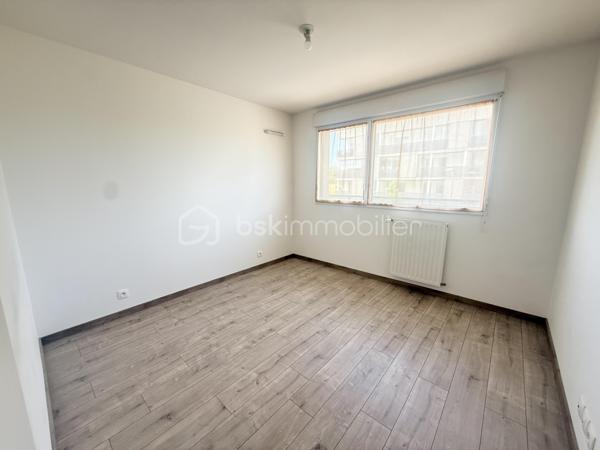 Idéalement situé à Vezin-le-Coquet, au pied du bus et à seulement 200 mètres des commerces de proximité et des écoles, découvrez cet agréable appartement de 50 m² offrant un cadre de vie pratique et confortable.

Il se compose d'une belle pièce de vie lumineuse avec salon-séjour, d'une cuisine aménagée et équipée semi-ouverte, d'une grande chambre, d'une salle d'eau avec vasque ainsi que d'un WC séparé.

Vous profiterez également d'un balcon, idéal pour vos moments de détente, ainsi que d'une place de parking privative.

Les atouts :

Appartement de 50 m²
Grande chambre
Cuisine aménagée et équipée
Balcon
Place de parking
Bus au pied de la résidence
Commerces et écoles à 200 m
Environnement pratique et recherché

Pour plus d'informations ou organiser une visite, contactez-moi.