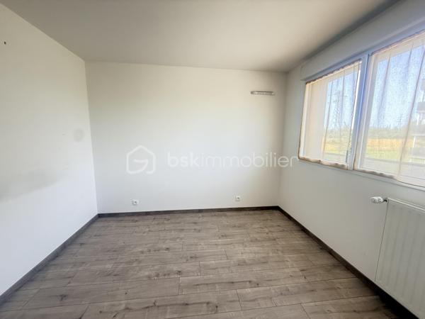 Idéalement situé à Vezin-le-Coquet, au pied du bus et à seulement 200 mètres des commerces de proximité et des écoles, découvrez cet agréable appartement de 50 m² offrant un cadre de vie pratique et confortable.

Il se compose d'une belle pièce de vie lumineuse avec salon-séjour, d'une cuisine aménagée et équipée semi-ouverte, d'une grande chambre, d'une salle d'eau avec vasque ainsi que d'un WC séparé.

Vous profiterez également d'un balcon, idéal pour vos moments de détente, ainsi que d'une place de parking privative.

Les atouts :

Appartement de 50 m²
Grande chambre
Cuisine aménagée et équipée
Balcon
Place de parking
Bus au pied de la résidence
Commerces et écoles à 200 m
Environnement pratique et recherché

Pour plus d'informations ou organiser une visite, contactez-moi.