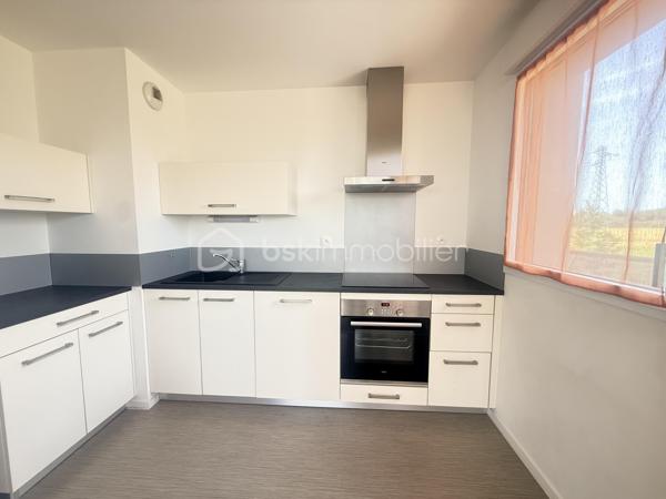 Idéalement situé à Vezin-le-Coquet, au pied du bus et à seulement 200 mètres des commerces de proximité et des écoles, découvrez cet agréable appartement de 50 m² offrant un cadre de vie pratique et confortable.

Il se compose d'une belle pièce de vie lumineuse avec salon-séjour, d'une cuisine aménagée et équipée semi-ouverte, d'une grande chambre, d'une salle d'eau avec vasque ainsi que d'un WC séparé.

Vous profiterez également d'un balcon, idéal pour vos moments de détente, ainsi que d'une place de parking privative.

Les atouts :

Appartement de 50 m²
Grande chambre
Cuisine aménagée et équipée
Balcon
Place de parking
Bus au pied de la résidence
Commerces et écoles à 200 m
Environnement pratique et recherché

Pour plus d'informations ou organiser une visite, contactez-moi.