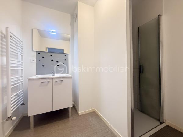 Idéalement situé à Vezin-le-Coquet, au pied du bus et à seulement 200 mètres des commerces de proximité et des écoles, découvrez cet agréable appartement de 50 m² offrant un cadre de vie pratique et confortable.

Il se compose d'une belle pièce de vie lumineuse avec salon-séjour, d'une cuisine aménagée et équipée semi-ouverte, d'une grande chambre, d'une salle d'eau avec vasque ainsi que d'un WC séparé.

Vous profiterez également d'un balcon, idéal pour vos moments de détente, ainsi que d'une place de parking privative.

Les atouts :

Appartement de 50 m²
Grande chambre
Cuisine aménagée et équipée
Balcon
Place de parking
Bus au pied de la résidence
Commerces et écoles à 200 m
Environnement pratique et recherché

Pour plus d'informations ou organiser une visite, contactez-moi.