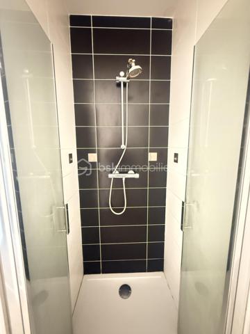 Idéalement situé à Vezin-le-Coquet, au pied du bus et à seulement 200 mètres des commerces de proximité et des écoles, découvrez cet agréable appartement de 50 m² offrant un cadre de vie pratique et confortable.

Il se compose d'une belle pièce de vie lumineuse avec salon-séjour, d'une cuisine aménagée et équipée semi-ouverte, d'une grande chambre, d'une salle d'eau avec vasque ainsi que d'un WC séparé.

Vous profiterez également d'un balcon, idéal pour vos moments de détente, ainsi que d'une place de parking privative.

Les atouts :

Appartement de 50 m²
Grande chambre
Cuisine aménagée et équipée
Balcon
Place de parking
Bus au pied de la résidence
Commerces et écoles à 200 m
Environnement pratique et recherché

Pour plus d'informations ou organiser une visite, contactez-moi.