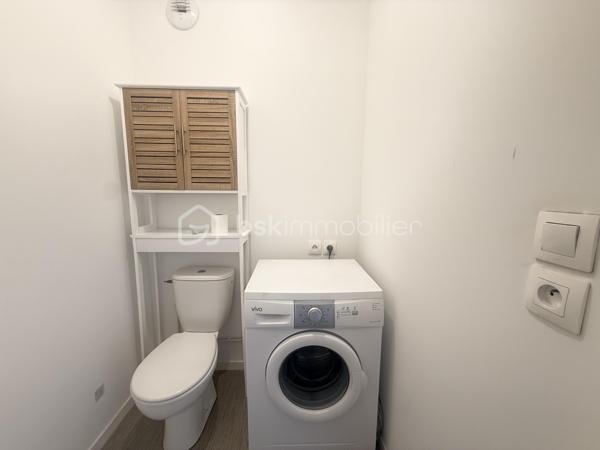 Idéalement situé à Vezin-le-Coquet, au pied du bus et à seulement 200 mètres des commerces de proximité et des écoles, découvrez cet agréable appartement de 50 m² offrant un cadre de vie pratique et confortable.

Il se compose d'une belle pièce de vie lumineuse avec salon-séjour, d'une cuisine aménagée et équipée semi-ouverte, d'une grande chambre, d'une salle d'eau avec vasque ainsi que d'un WC séparé.

Vous profiterez également d'un balcon, idéal pour vos moments de détente, ainsi que d'une place de parking privative.

Les atouts :

Appartement de 50 m²
Grande chambre
Cuisine aménagée et équipée
Balcon
Place de parking
Bus au pied de la résidence
Commerces et écoles à 200 m
Environnement pratique et recherché

Pour plus d'informations ou organiser une visite, contactez-moi.
