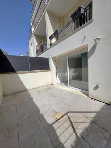 Quartier des Fleurs - Alfortville

Deux terrasses de 15 m², une pièce de vie d'environ 38 m², un DPE C et le RER à seulement quelques minutes à pied : 
Découvrez ce bel appartement traversant en souplex de 69,50 m² Carrez (72 m² environ au sol), doté de son entrée indépendante comme une maison. 
Cadre de vie aussi confortable qu'agréable.

Le bien, comprenant une place de parking privée sécurisée, est proposé au prix global de 359 900 €. 
Une deuxième place de parking privée et sécurisée est également disponible à l'achat en supplément pour les acquéreurs souhaitant un stationnement additionnel.

L'appartement séduit par sa spacieuse pièce de vie de près de 38 m², ouverte sur sa belle terrasse orientée Ouest sans vis-à-vis, un véritable espace de vie extérieur parfait pour partager des repas, se détendre ou profiter des beaux jours. Sa configuration lui assure également une agréable fraîcheur en période estivale.

L'espace nuit comprend deux chambres desservies par une terrasse et un balcon et une salle de bain avec WC.

Situé au sein d'une petite copropriété entièrement rénovée en 2020 et bien entretenue, cet appartement bénéficie d'un DPE classé C, un véritable atout en matière de confort et de maîtrise des consommations énergétiques.

Au bord de Paris, très recherché, le Quartier des Fleurs offre un environnement pavillonnaire calme tout en restant à proximité immédiate de toutes les commodités. La gare RER D Maisons-Alfort -- Alfortville est accessible en moins de 10 minutes à pied. La ligne 8 est à moins de 25 min à pied et la future ligne 15 courant 2027 sera à moins de 15 min à pied. 
Vous profiterez également des commerces, des écoles de la maternelle au lycée, ainsi que d'agréables promenades le long des bords de Seine.

Opportunité rare sur le secteur, à découvrir sans tarder.
Contactez-moi dès maintenant pour organiser une visite.