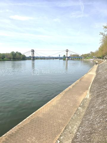 Quartier des Fleurs - Alfortville

Deux terrasses de 15 m², une pièce de vie d'environ 38 m², un DPE C et le RER à seulement quelques minutes à pied : 
Découvrez ce bel appartement traversant en souplex de 69,50 m² Carrez (72 m² environ au sol), doté de son entrée indépendante comme une maison. 
Cadre de vie aussi confortable qu'agréable.

Le bien, comprenant une place de parking privée sécurisée, est proposé au prix global de 359 900 €. 
Une deuxième place de parking privée et sécurisée est également disponible à l'achat en supplément pour les acquéreurs souhaitant un stationnement additionnel.

L'appartement séduit par sa spacieuse pièce de vie de près de 38 m², ouverte sur sa belle terrasse orientée Ouest sans vis-à-vis, un véritable espace de vie extérieur parfait pour partager des repas, se détendre ou profiter des beaux jours. Sa configuration lui assure également une agréable fraîcheur en période estivale.

L'espace nuit comprend deux chambres desservies par une terrasse et un balcon et une salle de bain avec WC.

Situé au sein d'une petite copropriété entièrement rénovée en 2020 et bien entretenue, cet appartement bénéficie d'un DPE classé C, un véritable atout en matière de confort et de maîtrise des consommations énergétiques.

Au bord de Paris, très recherché, le Quartier des Fleurs offre un environnement pavillonnaire calme tout en restant à proximité immédiate de toutes les commodités. La gare RER D Maisons-Alfort -- Alfortville est accessible en moins de 10 minutes à pied. La ligne 8 est à moins de 25 min à pied et la future ligne 15 courant 2027 sera à moins de 15 min à pied. 
Vous profiterez également des commerces, des écoles de la maternelle au lycée, ainsi que d'agréables promenades le long des bords de Seine.

Opportunité rare sur le secteur, à découvrir sans tarder.
Contactez-moi dès maintenant pour organiser une visite.