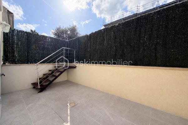 Quartier des Fleurs - Alfortville

Deux terrasses de 15 m², une pièce de vie d'environ 38 m², un DPE C et le RER à seulement quelques minutes à pied : 
Découvrez ce bel appartement traversant en souplex de 69,50 m² Carrez (72 m² environ au sol), doté de son entrée indépendante comme une maison. 
Cadre de vie aussi confortable qu'agréable.

Le bien, comprenant une place de parking privée sécurisée, est proposé au prix global de 359 900 €. 
Une deuxième place de parking privée et sécurisée est également disponible à l'achat en supplément pour les acquéreurs souhaitant un stationnement additionnel.

L'appartement séduit par sa spacieuse pièce de vie de près de 38 m², ouverte sur sa belle terrasse orientée Ouest sans vis-à-vis, un véritable espace de vie extérieur parfait pour partager des repas, se détendre ou profiter des beaux jours. Sa configuration lui assure également une agréable fraîcheur en période estivale.

L'espace nuit comprend deux chambres desservies par une terrasse et un balcon et une salle de bain avec WC.

Situé au sein d'une petite copropriété entièrement rénovée en 2020 et bien entretenue, cet appartement bénéficie d'un DPE classé C, un véritable atout en matière de confort et de maîtrise des consommations énergétiques.

Au bord de Paris, très recherché, le Quartier des Fleurs offre un environnement pavillonnaire calme tout en restant à proximité immédiate de toutes les commodités. La gare RER D Maisons-Alfort -- Alfortville est accessible en moins de 10 minutes à pied. La ligne 8 est à moins de 25 min à pied et la future ligne 15 courant 2027 sera à moins de 15 min à pied. 
Vous profiterez également des commerces, des écoles de la maternelle au lycée, ainsi que d'agréables promenades le long des bords de Seine.

Opportunité rare sur le secteur, à découvrir sans tarder.
Contactez-moi dès maintenant pour organiser une visite.