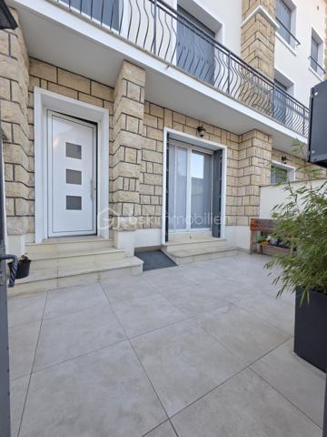 Quartier des Fleurs - Alfortville

Deux terrasses de 15 m², une pièce de vie d'environ 38 m², un DPE C et le RER à seulement quelques minutes à pied : 
Découvrez ce bel appartement traversant en souplex de 69,50 m² Carrez (72 m² environ au sol), doté de son entrée indépendante comme une maison. 
Cadre de vie aussi confortable qu'agréable.

Le bien, comprenant une place de parking privée sécurisée, est proposé au prix global de 359 900 €. 
Une deuxième place de parking privée et sécurisée est également disponible à l'achat en supplément pour les acquéreurs souhaitant un stationnement additionnel.

L'appartement séduit par sa spacieuse pièce de vie de près de 38 m², ouverte sur sa belle terrasse orientée Ouest sans vis-à-vis, un véritable espace de vie extérieur parfait pour partager des repas, se détendre ou profiter des beaux jours. Sa configuration lui assure également une agréable fraîcheur en période estivale.

L'espace nuit comprend deux chambres desservies par une terrasse et un balcon et une salle de bain avec WC.

Situé au sein d'une petite copropriété entièrement rénovée en 2020 et bien entretenue, cet appartement bénéficie d'un DPE classé C, un véritable atout en matière de confort et de maîtrise des consommations énergétiques.

Au bord de Paris, très recherché, le Quartier des Fleurs offre un environnement pavillonnaire calme tout en restant à proximité immédiate de toutes les commodités. La gare RER D Maisons-Alfort -- Alfortville est accessible en moins de 10 minutes à pied. La ligne 8 est à moins de 25 min à pied et la future ligne 15 courant 2027 sera à moins de 15 min à pied. 
Vous profiterez également des commerces, des écoles de la maternelle au lycée, ainsi que d'agréables promenades le long des bords de Seine.

Opportunité rare sur le secteur, à découvrir sans tarder.
Contactez-moi dès maintenant pour organiser une visite.