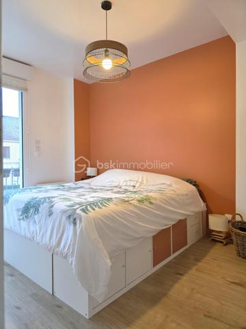 Quartier des Fleurs - Alfortville

Deux terrasses de 15 m², une pièce de vie d'environ 38 m², un DPE C et le RER à seulement quelques minutes à pied : 
Découvrez ce bel appartement traversant en souplex de 69,50 m² Carrez (72 m² environ au sol), doté de son entrée indépendante comme une maison. 
Cadre de vie aussi confortable qu'agréable.

Le bien, comprenant une place de parking privée sécurisée, est proposé au prix global de 359 900 €. 
Une deuxième place de parking privée et sécurisée est également disponible à l'achat en supplément pour les acquéreurs souhaitant un stationnement additionnel.

L'appartement séduit par sa spacieuse pièce de vie de près de 38 m², ouverte sur sa belle terrasse orientée Ouest sans vis-à-vis, un véritable espace de vie extérieur parfait pour partager des repas, se détendre ou profiter des beaux jours. Sa configuration lui assure également une agréable fraîcheur en période estivale.

L'espace nuit comprend deux chambres desservies par une terrasse et un balcon et une salle de bain avec WC.

Situé au sein d'une petite copropriété entièrement rénovée en 2020 et bien entretenue, cet appartement bénéficie d'un DPE classé C, un véritable atout en matière de confort et de maîtrise des consommations énergétiques.

Au bord de Paris, très recherché, le Quartier des Fleurs offre un environnement pavillonnaire calme tout en restant à proximité immédiate de toutes les commodités. La gare RER D Maisons-Alfort -- Alfortville est accessible en moins de 10 minutes à pied. La ligne 8 est à moins de 25 min à pied et la future ligne 15 courant 2027 sera à moins de 15 min à pied. 
Vous profiterez également des commerces, des écoles de la maternelle au lycée, ainsi que d'agréables promenades le long des bords de Seine.

Opportunité rare sur le secteur, à découvrir sans tarder.
Contactez-moi dès maintenant pour organiser une visite.