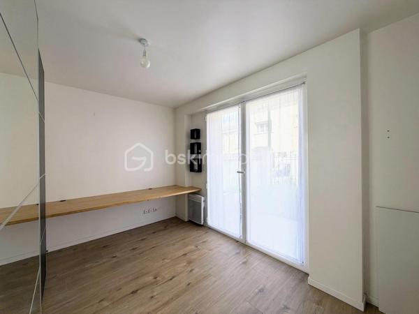 Quartier des Fleurs - Alfortville

Deux terrasses de 15 m², une pièce de vie d'environ 38 m², un DPE C et le RER à seulement quelques minutes à pied : 
Découvrez ce bel appartement traversant en souplex de 69,50 m² Carrez (72 m² environ au sol), doté de son entrée indépendante comme une maison. 
Cadre de vie aussi confortable qu'agréable.

Le bien, comprenant une place de parking privée sécurisée, est proposé au prix global de 359 900 €. 
Une deuxième place de parking privée et sécurisée est également disponible à l'achat en supplément pour les acquéreurs souhaitant un stationnement additionnel.

L'appartement séduit par sa spacieuse pièce de vie de près de 38 m², ouverte sur sa belle terrasse orientée Ouest sans vis-à-vis, un véritable espace de vie extérieur parfait pour partager des repas, se détendre ou profiter des beaux jours. Sa configuration lui assure également une agréable fraîcheur en période estivale.

L'espace nuit comprend deux chambres desservies par une terrasse et un balcon et une salle de bain avec WC.

Situé au sein d'une petite copropriété entièrement rénovée en 2020 et bien entretenue, cet appartement bénéficie d'un DPE classé C, un véritable atout en matière de confort et de maîtrise des consommations énergétiques.

Au bord de Paris, très recherché, le Quartier des Fleurs offre un environnement pavillonnaire calme tout en restant à proximité immédiate de toutes les commodités. La gare RER D Maisons-Alfort -- Alfortville est accessible en moins de 10 minutes à pied. La ligne 8 est à moins de 25 min à pied et la future ligne 15 courant 2027 sera à moins de 15 min à pied. 
Vous profiterez également des commerces, des écoles de la maternelle au lycée, ainsi que d'agréables promenades le long des bords de Seine.

Opportunité rare sur le secteur, à découvrir sans tarder.
Contactez-moi dès maintenant pour organiser une visite.