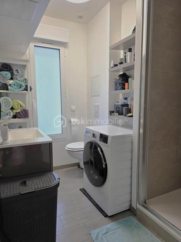 Quartier des Fleurs - Alfortville

Deux terrasses de 15 m², une pièce de vie d'environ 38 m², un DPE C et le RER à seulement quelques minutes à pied : 
Découvrez ce bel appartement traversant en souplex de 69,50 m² Carrez (72 m² environ au sol), doté de son entrée indépendante comme une maison. 
Cadre de vie aussi confortable qu'agréable.

Le bien, comprenant une place de parking privée sécurisée, est proposé au prix global de 359 900 €. 
Une deuxième place de parking privée et sécurisée est également disponible à l'achat en supplément pour les acquéreurs souhaitant un stationnement additionnel.

L'appartement séduit par sa spacieuse pièce de vie de près de 38 m², ouverte sur sa belle terrasse orientée Ouest sans vis-à-vis, un véritable espace de vie extérieur parfait pour partager des repas, se détendre ou profiter des beaux jours. Sa configuration lui assure également une agréable fraîcheur en période estivale.

L'espace nuit comprend deux chambres desservies par une terrasse et un balcon et une salle de bain avec WC.

Situé au sein d'une petite copropriété entièrement rénovée en 2020 et bien entretenue, cet appartement bénéficie d'un DPE classé C, un véritable atout en matière de confort et de maîtrise des consommations énergétiques.

Au bord de Paris, très recherché, le Quartier des Fleurs offre un environnement pavillonnaire calme tout en restant à proximité immédiate de toutes les commodités. La gare RER D Maisons-Alfort -- Alfortville est accessible en moins de 10 minutes à pied. La ligne 8 est à moins de 25 min à pied et la future ligne 15 courant 2027 sera à moins de 15 min à pied. 
Vous profiterez également des commerces, des écoles de la maternelle au lycée, ainsi que d'agréables promenades le long des bords de Seine.

Opportunité rare sur le secteur, à découvrir sans tarder.
Contactez-moi dès maintenant pour organiser une visite.