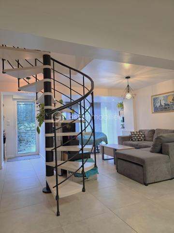 Quartier des Fleurs - Alfortville

Deux terrasses de 15 m², une pièce de vie d'environ 38 m², un DPE C et le RER à seulement quelques minutes à pied : 
Découvrez ce bel appartement traversant en souplex de 69,50 m² Carrez (72 m² environ au sol), doté de son entrée indépendante comme une maison. 
Cadre de vie aussi confortable qu'agréable.

Le bien, comprenant une place de parking privée sécurisée, est proposé au prix global de 359 900 €. 
Une deuxième place de parking privée et sécurisée est également disponible à l'achat en supplément pour les acquéreurs souhaitant un stationnement additionnel.

L'appartement séduit par sa spacieuse pièce de vie de près de 38 m², ouverte sur sa belle terrasse orientée Ouest sans vis-à-vis, un véritable espace de vie extérieur parfait pour partager des repas, se détendre ou profiter des beaux jours. Sa configuration lui assure également une agréable fraîcheur en période estivale.

L'espace nuit comprend deux chambres desservies par une terrasse et un balcon et une salle de bain avec WC.

Situé au sein d'une petite copropriété entièrement rénovée en 2020 et bien entretenue, cet appartement bénéficie d'un DPE classé C, un véritable atout en matière de confort et de maîtrise des consommations énergétiques.

Au bord de Paris, très recherché, le Quartier des Fleurs offre un environnement pavillonnaire calme tout en restant à proximité immédiate de toutes les commodités. La gare RER D Maisons-Alfort -- Alfortville est accessible en moins de 10 minutes à pied. La ligne 8 est à moins de 25 min à pied et la future ligne 15 courant 2027 sera à moins de 15 min à pied. 
Vous profiterez également des commerces, des écoles de la maternelle au lycée, ainsi que d'agréables promenades le long des bords de Seine.

Opportunité rare sur le secteur, à découvrir sans tarder.
Contactez-moi dès maintenant pour organiser une visite.