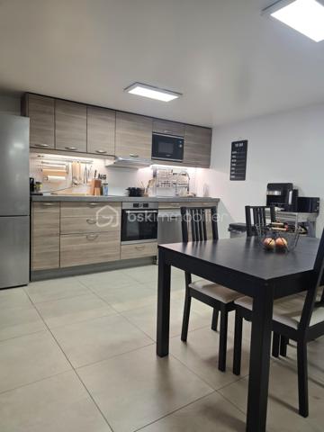 Quartier des Fleurs - Alfortville

Deux terrasses de 15 m², une pièce de vie d'environ 38 m², un DPE C et le RER à seulement quelques minutes à pied : 
Découvrez ce bel appartement traversant en souplex de 69,50 m² Carrez (72 m² environ au sol), doté de son entrée indépendante comme une maison. 
Cadre de vie aussi confortable qu'agréable.

Le bien, comprenant une place de parking privée sécurisée, est proposé au prix global de 359 900 €. 
Une deuxième place de parking privée et sécurisée est également disponible à l'achat en supplément pour les acquéreurs souhaitant un stationnement additionnel.

L'appartement séduit par sa spacieuse pièce de vie de près de 38 m², ouverte sur sa belle terrasse orientée Ouest sans vis-à-vis, un véritable espace de vie extérieur parfait pour partager des repas, se détendre ou profiter des beaux jours. Sa configuration lui assure également une agréable fraîcheur en période estivale.

L'espace nuit comprend deux chambres desservies par une terrasse et un balcon et une salle de bain avec WC.

Situé au sein d'une petite copropriété entièrement rénovée en 2020 et bien entretenue, cet appartement bénéficie d'un DPE classé C, un véritable atout en matière de confort et de maîtrise des consommations énergétiques.

Au bord de Paris, très recherché, le Quartier des Fleurs offre un environnement pavillonnaire calme tout en restant à proximité immédiate de toutes les commodités. La gare RER D Maisons-Alfort -- Alfortville est accessible en moins de 10 minutes à pied. La ligne 8 est à moins de 25 min à pied et la future ligne 15 courant 2027 sera à moins de 15 min à pied. 
Vous profiterez également des commerces, des écoles de la maternelle au lycée, ainsi que d'agréables promenades le long des bords de Seine.

Opportunité rare sur le secteur, à découvrir sans tarder.
Contactez-moi dès maintenant pour organiser une visite.