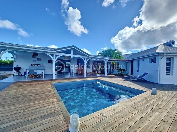 Coup de coeur assuré pour cette villa contemporaine offrant de beaux volumes d'une surface habitable de 119 m2 (surface utile 160 m2)
édifiée de plain-pied sur une parcelle de 1543 m2.
A seulement 5 minutes des commodités du centre-ville et de la plage des Raisins Clairs, au calme elle bénéficie d'un environnement idéal.
De construction atypique, elle se compose de 3 modules
- le premier est un espace pièce à vivre de 40 m2 avec son grand salon et sa cuisine ouverte équipée moderne , un toilette invité, un cellier
extérieur.
- Empruntez le patio et vous accédez au second module offrant deux grandes suites parentales climatisées avec douche à l'italienne, dressing
et toilettes.
- Enfin, le troisième espace bénéficiant d'une vue directe avec ses baies vitrées sur la piscine est une troisième suite parentale climatisée
avec son dressing, sa salle d'eau douche à l'italienne et toilettes.
Vous profiterez également d'une grande terrasse et sa piscine au sel de dimension 4x4 (achevée il y a un an) avec son liner pierres de Bali.
La villa sera cédée avec son mobilier vous n'avez plus qu'à poser vos valises!
Ses équipements : citerne tampon 3300 litres , fibre optique, carport pouvant abriter 2 véhicules et assainissement individuel avec conformité.
Atout supplémentaire: la bonne implantation de la villa sur la parcelle laisse place à une bande de terrain restante laissant un potentiel de
construction additionnel (située en zone u4 du PLU) comme des bungalows ...
Etiquette énergétique: classe B
Vous l'avez compris cette villa est un petit bijou avec encore un potentiel restant, alors n'hésitez pas à me contacter pour de plus amples
informations, accéder au reportage photos complet ou à la vidéo!
Pour le réseau BSK Immobilier : Delphine MIRANDA (EI)
Honoraires charge vendeur