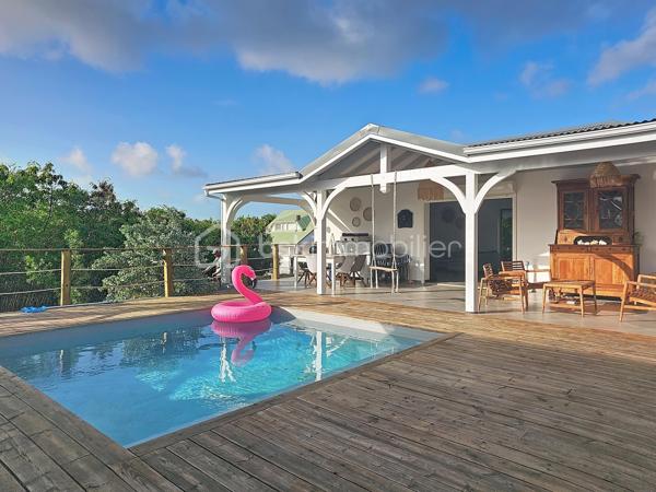 Coup de coeur assuré pour cette villa contemporaine offrant de beaux volumes d'une surface habitable de 119 m2 (surface utile 160 m2)
édifiée de plain-pied sur une parcelle de 1543 m2.
A seulement 5 minutes des commodités du centre-ville et de la plage des Raisins Clairs, au calme elle bénéficie d'un environnement idéal.
De construction atypique, elle se compose de 3 modules
- le premier est un espace pièce à vivre de 40 m2 avec son grand salon et sa cuisine ouverte équipée moderne , un toilette invité, un cellier
extérieur.
- Empruntez le patio et vous accédez au second module offrant deux grandes suites parentales climatisées avec douche à l'italienne, dressing
et toilettes.
- Enfin, le troisième espace bénéficiant d'une vue directe avec ses baies vitrées sur la piscine est une troisième suite parentale climatisée
avec son dressing, sa salle d'eau douche à l'italienne et toilettes.
Vous profiterez également d'une grande terrasse et sa piscine au sel de dimension 4x4 (achevée il y a un an) avec son liner pierres de Bali.
La villa sera cédée avec son mobilier vous n'avez plus qu'à poser vos valises!
Ses équipements : citerne tampon 3300 litres , fibre optique, carport pouvant abriter 2 véhicules et assainissement individuel avec conformité.
Atout supplémentaire: la bonne implantation de la villa sur la parcelle laisse place à une bande de terrain restante laissant un potentiel de
construction additionnel (située en zone u4 du PLU) comme des bungalows ...
Etiquette énergétique: classe B
Vous l'avez compris cette villa est un petit bijou avec encore un potentiel restant, alors n'hésitez pas à me contacter pour de plus amples
informations, accéder au reportage photos complet ou à la vidéo!
Pour le réseau BSK Immobilier : Delphine MIRANDA (EI)
Honoraires charge vendeur