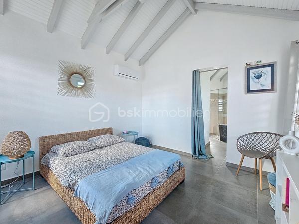 Coup de coeur assuré pour cette villa contemporaine offrant de beaux volumes d'une surface habitable de 119 m2 (surface utile 160 m2)
édifiée de plain-pied sur une parcelle de 1543 m2.
A seulement 5 minutes des commodités du centre-ville et de la plage des Raisins Clairs, au calme elle bénéficie d'un environnement idéal.
De construction atypique, elle se compose de 3 modules
- le premier est un espace pièce à vivre de 40 m2 avec son grand salon et sa cuisine ouverte équipée moderne , un toilette invité, un cellier
extérieur.
- Empruntez le patio et vous accédez au second module offrant deux grandes suites parentales climatisées avec douche à l'italienne, dressing
et toilettes.
- Enfin, le troisième espace bénéficiant d'une vue directe avec ses baies vitrées sur la piscine est une troisième suite parentale climatisée
avec son dressing, sa salle d'eau douche à l'italienne et toilettes.
Vous profiterez également d'une grande terrasse et sa piscine au sel de dimension 4x4 (achevée il y a un an) avec son liner pierres de Bali.
La villa sera cédée avec son mobilier vous n'avez plus qu'à poser vos valises!
Ses équipements : citerne tampon 3300 litres , fibre optique, carport pouvant abriter 2 véhicules et assainissement individuel avec conformité.
Atout supplémentaire: la bonne implantation de la villa sur la parcelle laisse place à une bande de terrain restante laissant un potentiel de
construction additionnel (située en zone u4 du PLU) comme des bungalows ...
Etiquette énergétique: classe B
Vous l'avez compris cette villa est un petit bijou avec encore un potentiel restant, alors n'hésitez pas à me contacter pour de plus amples
informations, accéder au reportage photos complet ou à la vidéo!
Pour le réseau BSK Immobilier : Delphine MIRANDA (EI)
Honoraires charge vendeur