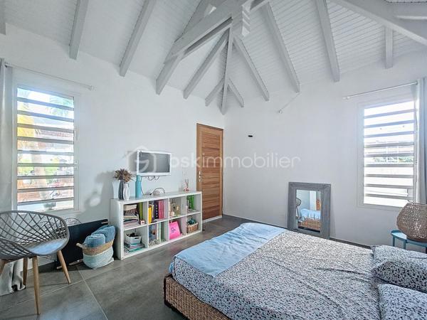 Coup de coeur assuré pour cette villa contemporaine offrant de beaux volumes d'une surface habitable de 119 m2 (surface utile 160 m2)
édifiée de plain-pied sur une parcelle de 1543 m2.
A seulement 5 minutes des commodités du centre-ville et de la plage des Raisins Clairs, au calme elle bénéficie d'un environnement idéal.
De construction atypique, elle se compose de 3 modules
- le premier est un espace pièce à vivre de 40 m2 avec son grand salon et sa cuisine ouverte équipée moderne , un toilette invité, un cellier
extérieur.
- Empruntez le patio et vous accédez au second module offrant deux grandes suites parentales climatisées avec douche à l'italienne, dressing
et toilettes.
- Enfin, le troisième espace bénéficiant d'une vue directe avec ses baies vitrées sur la piscine est une troisième suite parentale climatisée
avec son dressing, sa salle d'eau douche à l'italienne et toilettes.
Vous profiterez également d'une grande terrasse et sa piscine au sel de dimension 4x4 (achevée il y a un an) avec son liner pierres de Bali.
La villa sera cédée avec son mobilier vous n'avez plus qu'à poser vos valises!
Ses équipements : citerne tampon 3300 litres , fibre optique, carport pouvant abriter 2 véhicules et assainissement individuel avec conformité.
Atout supplémentaire: la bonne implantation de la villa sur la parcelle laisse place à une bande de terrain restante laissant un potentiel de
construction additionnel (située en zone u4 du PLU) comme des bungalows ...
Etiquette énergétique: classe B
Vous l'avez compris cette villa est un petit bijou avec encore un potentiel restant, alors n'hésitez pas à me contacter pour de plus amples
informations, accéder au reportage photos complet ou à la vidéo!
Pour le réseau BSK Immobilier : Delphine MIRANDA (EI)
Honoraires charge vendeur