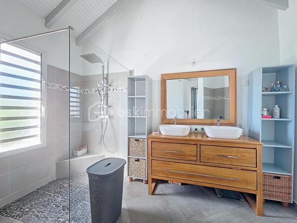 Coup de coeur assuré pour cette villa contemporaine offrant de beaux volumes d'une surface habitable de 119 m2 (surface utile 160 m2)
édifiée de plain-pied sur une parcelle de 1543 m2.
A seulement 5 minutes des commodités du centre-ville et de la plage des Raisins Clairs, au calme elle bénéficie d'un environnement idéal.
De construction atypique, elle se compose de 3 modules
- le premier est un espace pièce à vivre de 40 m2 avec son grand salon et sa cuisine ouverte équipée moderne , un toilette invité, un cellier
extérieur.
- Empruntez le patio et vous accédez au second module offrant deux grandes suites parentales climatisées avec douche à l'italienne, dressing
et toilettes.
- Enfin, le troisième espace bénéficiant d'une vue directe avec ses baies vitrées sur la piscine est une troisième suite parentale climatisée
avec son dressing, sa salle d'eau douche à l'italienne et toilettes.
Vous profiterez également d'une grande terrasse et sa piscine au sel de dimension 4x4 (achevée il y a un an) avec son liner pierres de Bali.
La villa sera cédée avec son mobilier vous n'avez plus qu'à poser vos valises!
Ses équipements : citerne tampon 3300 litres , fibre optique, carport pouvant abriter 2 véhicules et assainissement individuel avec conformité.
Atout supplémentaire: la bonne implantation de la villa sur la parcelle laisse place à une bande de terrain restante laissant un potentiel de
construction additionnel (située en zone u4 du PLU) comme des bungalows ...
Etiquette énergétique: classe B
Vous l'avez compris cette villa est un petit bijou avec encore un potentiel restant, alors n'hésitez pas à me contacter pour de plus amples
informations, accéder au reportage photos complet ou à la vidéo!
Pour le réseau BSK Immobilier : Delphine MIRANDA (EI)
Honoraires charge vendeur