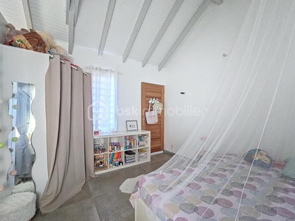 Coup de coeur assuré pour cette villa contemporaine offrant de beaux volumes d'une surface habitable de 119 m2 (surface utile 160 m2)
édifiée de plain-pied sur une parcelle de 1543 m2.
A seulement 5 minutes des commodités du centre-ville et de la plage des Raisins Clairs, au calme elle bénéficie d'un environnement idéal.
De construction atypique, elle se compose de 3 modules
- le premier est un espace pièce à vivre de 40 m2 avec son grand salon et sa cuisine ouverte équipée moderne , un toilette invité, un cellier
extérieur.
- Empruntez le patio et vous accédez au second module offrant deux grandes suites parentales climatisées avec douche à l'italienne, dressing
et toilettes.
- Enfin, le troisième espace bénéficiant d'une vue directe avec ses baies vitrées sur la piscine est une troisième suite parentale climatisée
avec son dressing, sa salle d'eau douche à l'italienne et toilettes.
Vous profiterez également d'une grande terrasse et sa piscine au sel de dimension 4x4 (achevée il y a un an) avec son liner pierres de Bali.
La villa sera cédée avec son mobilier vous n'avez plus qu'à poser vos valises!
Ses équipements : citerne tampon 3300 litres , fibre optique, carport pouvant abriter 2 véhicules et assainissement individuel avec conformité.
Atout supplémentaire: la bonne implantation de la villa sur la parcelle laisse place à une bande de terrain restante laissant un potentiel de
construction additionnel (située en zone u4 du PLU) comme des bungalows ...
Etiquette énergétique: classe B
Vous l'avez compris cette villa est un petit bijou avec encore un potentiel restant, alors n'hésitez pas à me contacter pour de plus amples
informations, accéder au reportage photos complet ou à la vidéo!
Pour le réseau BSK Immobilier : Delphine MIRANDA (EI)
Honoraires charge vendeur