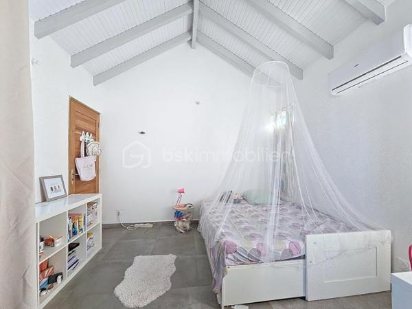 Coup de coeur assuré pour cette villa contemporaine offrant de beaux volumes d'une surface habitable de 119 m2 (surface utile 160 m2)
édifiée de plain-pied sur une parcelle de 1543 m2.
A seulement 5 minutes des commodités du centre-ville et de la plage des Raisins Clairs, au calme elle bénéficie d'un environnement idéal.
De construction atypique, elle se compose de 3 modules
- le premier est un espace pièce à vivre de 40 m2 avec son grand salon et sa cuisine ouverte équipée moderne , un toilette invité, un cellier
extérieur.
- Empruntez le patio et vous accédez au second module offrant deux grandes suites parentales climatisées avec douche à l'italienne, dressing
et toilettes.
- Enfin, le troisième espace bénéficiant d'une vue directe avec ses baies vitrées sur la piscine est une troisième suite parentale climatisée
avec son dressing, sa salle d'eau douche à l'italienne et toilettes.
Vous profiterez également d'une grande terrasse et sa piscine au sel de dimension 4x4 (achevée il y a un an) avec son liner pierres de Bali.
La villa sera cédée avec son mobilier vous n'avez plus qu'à poser vos valises!
Ses équipements : citerne tampon 3300 litres , fibre optique, carport pouvant abriter 2 véhicules et assainissement individuel avec conformité.
Atout supplémentaire: la bonne implantation de la villa sur la parcelle laisse place à une bande de terrain restante laissant un potentiel de
construction additionnel (située en zone u4 du PLU) comme des bungalows ...
Etiquette énergétique: classe B
Vous l'avez compris cette villa est un petit bijou avec encore un potentiel restant, alors n'hésitez pas à me contacter pour de plus amples
informations, accéder au reportage photos complet ou à la vidéo!
Pour le réseau BSK Immobilier : Delphine MIRANDA (EI)
Honoraires charge vendeur