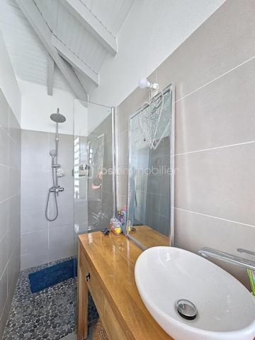 Coup de coeur assuré pour cette villa contemporaine offrant de beaux volumes d'une surface habitable de 119 m2 (surface utile 160 m2)
édifiée de plain-pied sur une parcelle de 1543 m2.
A seulement 5 minutes des commodités du centre-ville et de la plage des Raisins Clairs, au calme elle bénéficie d'un environnement idéal.
De construction atypique, elle se compose de 3 modules
- le premier est un espace pièce à vivre de 40 m2 avec son grand salon et sa cuisine ouverte équipée moderne , un toilette invité, un cellier
extérieur.
- Empruntez le patio et vous accédez au second module offrant deux grandes suites parentales climatisées avec douche à l'italienne, dressing
et toilettes.
- Enfin, le troisième espace bénéficiant d'une vue directe avec ses baies vitrées sur la piscine est une troisième suite parentale climatisée
avec son dressing, sa salle d'eau douche à l'italienne et toilettes.
Vous profiterez également d'une grande terrasse et sa piscine au sel de dimension 4x4 (achevée il y a un an) avec son liner pierres de Bali.
La villa sera cédée avec son mobilier vous n'avez plus qu'à poser vos valises!
Ses équipements : citerne tampon 3300 litres , fibre optique, carport pouvant abriter 2 véhicules et assainissement individuel avec conformité.
Atout supplémentaire: la bonne implantation de la villa sur la parcelle laisse place à une bande de terrain restante laissant un potentiel de
construction additionnel (située en zone u4 du PLU) comme des bungalows ...
Etiquette énergétique: classe B
Vous l'avez compris cette villa est un petit bijou avec encore un potentiel restant, alors n'hésitez pas à me contacter pour de plus amples
informations, accéder au reportage photos complet ou à la vidéo!
Pour le réseau BSK Immobilier : Delphine MIRANDA (EI)
Honoraires charge vendeur