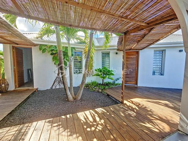 Coup de coeur assuré pour cette villa contemporaine offrant de beaux volumes d'une surface habitable de 119 m2 (surface utile 160 m2)
édifiée de plain-pied sur une parcelle de 1543 m2.
A seulement 5 minutes des commodités du centre-ville et de la plage des Raisins Clairs, au calme elle bénéficie d'un environnement idéal.
De construction atypique, elle se compose de 3 modules
- le premier est un espace pièce à vivre de 40 m2 avec son grand salon et sa cuisine ouverte équipée moderne , un toilette invité, un cellier
extérieur.
- Empruntez le patio et vous accédez au second module offrant deux grandes suites parentales climatisées avec douche à l'italienne, dressing
et toilettes.
- Enfin, le troisième espace bénéficiant d'une vue directe avec ses baies vitrées sur la piscine est une troisième suite parentale climatisée
avec son dressing, sa salle d'eau douche à l'italienne et toilettes.
Vous profiterez également d'une grande terrasse et sa piscine au sel de dimension 4x4 (achevée il y a un an) avec son liner pierres de Bali.
La villa sera cédée avec son mobilier vous n'avez plus qu'à poser vos valises!
Ses équipements : citerne tampon 3300 litres , fibre optique, carport pouvant abriter 2 véhicules et assainissement individuel avec conformité.
Atout supplémentaire: la bonne implantation de la villa sur la parcelle laisse place à une bande de terrain restante laissant un potentiel de
construction additionnel (située en zone u4 du PLU) comme des bungalows ...
Etiquette énergétique: classe B
Vous l'avez compris cette villa est un petit bijou avec encore un potentiel restant, alors n'hésitez pas à me contacter pour de plus amples
informations, accéder au reportage photos complet ou à la vidéo!
Pour le réseau BSK Immobilier : Delphine MIRANDA (EI)
Honoraires charge vendeur