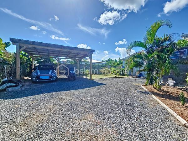 Coup de coeur assuré pour cette villa contemporaine offrant de beaux volumes d'une surface habitable de 119 m2 (surface utile 160 m2)
édifiée de plain-pied sur une parcelle de 1543 m2.
A seulement 5 minutes des commodités du centre-ville et de la plage des Raisins Clairs, au calme elle bénéficie d'un environnement idéal.
De construction atypique, elle se compose de 3 modules
- le premier est un espace pièce à vivre de 40 m2 avec son grand salon et sa cuisine ouverte équipée moderne , un toilette invité, un cellier
extérieur.
- Empruntez le patio et vous accédez au second module offrant deux grandes suites parentales climatisées avec douche à l'italienne, dressing
et toilettes.
- Enfin, le troisième espace bénéficiant d'une vue directe avec ses baies vitrées sur la piscine est une troisième suite parentale climatisée
avec son dressing, sa salle d'eau douche à l'italienne et toilettes.
Vous profiterez également d'une grande terrasse et sa piscine au sel de dimension 4x4 (achevée il y a un an) avec son liner pierres de Bali.
La villa sera cédée avec son mobilier vous n'avez plus qu'à poser vos valises!
Ses équipements : citerne tampon 3300 litres , fibre optique, carport pouvant abriter 2 véhicules et assainissement individuel avec conformité.
Atout supplémentaire: la bonne implantation de la villa sur la parcelle laisse place à une bande de terrain restante laissant un potentiel de
construction additionnel (située en zone u4 du PLU) comme des bungalows ...
Etiquette énergétique: classe B
Vous l'avez compris cette villa est un petit bijou avec encore un potentiel restant, alors n'hésitez pas à me contacter pour de plus amples
informations, accéder au reportage photos complet ou à la vidéo!
Pour le réseau BSK Immobilier : Delphine MIRANDA (EI)
Honoraires charge vendeur