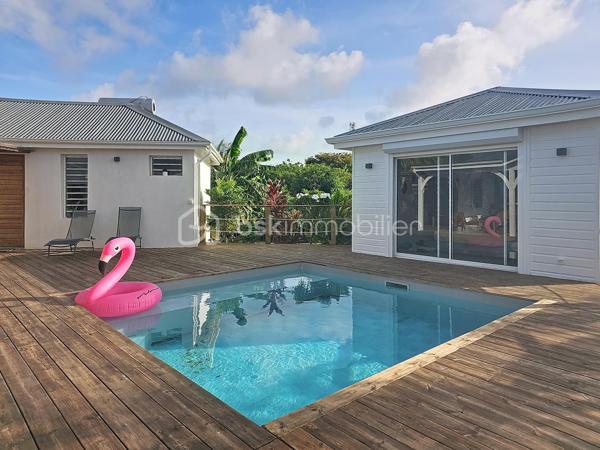 Coup de coeur assuré pour cette villa contemporaine offrant de beaux volumes d'une surface habitable de 119 m2 (surface utile 160 m2)
édifiée de plain-pied sur une parcelle de 1543 m2.
A seulement 5 minutes des commodités du centre-ville et de la plage des Raisins Clairs, au calme elle bénéficie d'un environnement idéal.
De construction atypique, elle se compose de 3 modules
- le premier est un espace pièce à vivre de 40 m2 avec son grand salon et sa cuisine ouverte équipée moderne , un toilette invité, un cellier
extérieur.
- Empruntez le patio et vous accédez au second module offrant deux grandes suites parentales climatisées avec douche à l'italienne, dressing
et toilettes.
- Enfin, le troisième espace bénéficiant d'une vue directe avec ses baies vitrées sur la piscine est une troisième suite parentale climatisée
avec son dressing, sa salle d'eau douche à l'italienne et toilettes.
Vous profiterez également d'une grande terrasse et sa piscine au sel de dimension 4x4 (achevée il y a un an) avec son liner pierres de Bali.
La villa sera cédée avec son mobilier vous n'avez plus qu'à poser vos valises!
Ses équipements : citerne tampon 3300 litres , fibre optique, carport pouvant abriter 2 véhicules et assainissement individuel avec conformité.
Atout supplémentaire: la bonne implantation de la villa sur la parcelle laisse place à une bande de terrain restante laissant un potentiel de
construction additionnel (située en zone u4 du PLU) comme des bungalows ...
Etiquette énergétique: classe B
Vous l'avez compris cette villa est un petit bijou avec encore un potentiel restant, alors n'hésitez pas à me contacter pour de plus amples
informations, accéder au reportage photos complet ou à la vidéo!
Pour le réseau BSK Immobilier : Delphine MIRANDA (EI)
Honoraires charge vendeur