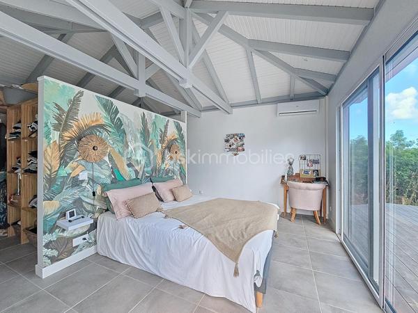 Coup de coeur assuré pour cette villa contemporaine offrant de beaux volumes d'une surface habitable de 119 m2 (surface utile 160 m2)
édifiée de plain-pied sur une parcelle de 1543 m2.
A seulement 5 minutes des commodités du centre-ville et de la plage des Raisins Clairs, au calme elle bénéficie d'un environnement idéal.
De construction atypique, elle se compose de 3 modules
- le premier est un espace pièce à vivre de 40 m2 avec son grand salon et sa cuisine ouverte équipée moderne , un toilette invité, un cellier
extérieur.
- Empruntez le patio et vous accédez au second module offrant deux grandes suites parentales climatisées avec douche à l'italienne, dressing
et toilettes.
- Enfin, le troisième espace bénéficiant d'une vue directe avec ses baies vitrées sur la piscine est une troisième suite parentale climatisée
avec son dressing, sa salle d'eau douche à l'italienne et toilettes.
Vous profiterez également d'une grande terrasse et sa piscine au sel de dimension 4x4 (achevée il y a un an) avec son liner pierres de Bali.
La villa sera cédée avec son mobilier vous n'avez plus qu'à poser vos valises!
Ses équipements : citerne tampon 3300 litres , fibre optique, carport pouvant abriter 2 véhicules et assainissement individuel avec conformité.
Atout supplémentaire: la bonne implantation de la villa sur la parcelle laisse place à une bande de terrain restante laissant un potentiel de
construction additionnel (située en zone u4 du PLU) comme des bungalows ...
Etiquette énergétique: classe B
Vous l'avez compris cette villa est un petit bijou avec encore un potentiel restant, alors n'hésitez pas à me contacter pour de plus amples
informations, accéder au reportage photos complet ou à la vidéo!
Pour le réseau BSK Immobilier : Delphine MIRANDA (EI)
Honoraires charge vendeur