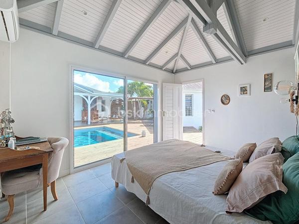 Coup de coeur assuré pour cette villa contemporaine offrant de beaux volumes d'une surface habitable de 119 m2 (surface utile 160 m2)
édifiée de plain-pied sur une parcelle de 1543 m2.
A seulement 5 minutes des commodités du centre-ville et de la plage des Raisins Clairs, au calme elle bénéficie d'un environnement idéal.
De construction atypique, elle se compose de 3 modules
- le premier est un espace pièce à vivre de 40 m2 avec son grand salon et sa cuisine ouverte équipée moderne , un toilette invité, un cellier
extérieur.
- Empruntez le patio et vous accédez au second module offrant deux grandes suites parentales climatisées avec douche à l'italienne, dressing
et toilettes.
- Enfin, le troisième espace bénéficiant d'une vue directe avec ses baies vitrées sur la piscine est une troisième suite parentale climatisée
avec son dressing, sa salle d'eau douche à l'italienne et toilettes.
Vous profiterez également d'une grande terrasse et sa piscine au sel de dimension 4x4 (achevée il y a un an) avec son liner pierres de Bali.
La villa sera cédée avec son mobilier vous n'avez plus qu'à poser vos valises!
Ses équipements : citerne tampon 3300 litres , fibre optique, carport pouvant abriter 2 véhicules et assainissement individuel avec conformité.
Atout supplémentaire: la bonne implantation de la villa sur la parcelle laisse place à une bande de terrain restante laissant un potentiel de
construction additionnel (située en zone u4 du PLU) comme des bungalows ...
Etiquette énergétique: classe B
Vous l'avez compris cette villa est un petit bijou avec encore un potentiel restant, alors n'hésitez pas à me contacter pour de plus amples
informations, accéder au reportage photos complet ou à la vidéo!
Pour le réseau BSK Immobilier : Delphine MIRANDA (EI)
Honoraires charge vendeur