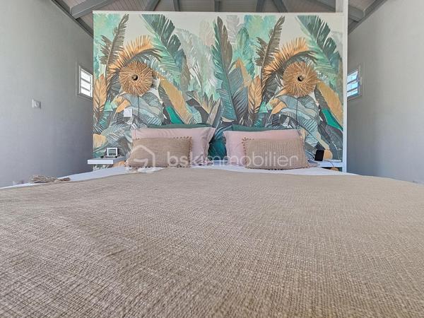 Coup de coeur assuré pour cette villa contemporaine offrant de beaux volumes d'une surface habitable de 119 m2 (surface utile 160 m2)
édifiée de plain-pied sur une parcelle de 1543 m2.
A seulement 5 minutes des commodités du centre-ville et de la plage des Raisins Clairs, au calme elle bénéficie d'un environnement idéal.
De construction atypique, elle se compose de 3 modules
- le premier est un espace pièce à vivre de 40 m2 avec son grand salon et sa cuisine ouverte équipée moderne , un toilette invité, un cellier
extérieur.
- Empruntez le patio et vous accédez au second module offrant deux grandes suites parentales climatisées avec douche à l'italienne, dressing
et toilettes.
- Enfin, le troisième espace bénéficiant d'une vue directe avec ses baies vitrées sur la piscine est une troisième suite parentale climatisée
avec son dressing, sa salle d'eau douche à l'italienne et toilettes.
Vous profiterez également d'une grande terrasse et sa piscine au sel de dimension 4x4 (achevée il y a un an) avec son liner pierres de Bali.
La villa sera cédée avec son mobilier vous n'avez plus qu'à poser vos valises!
Ses équipements : citerne tampon 3300 litres , fibre optique, carport pouvant abriter 2 véhicules et assainissement individuel avec conformité.
Atout supplémentaire: la bonne implantation de la villa sur la parcelle laisse place à une bande de terrain restante laissant un potentiel de
construction additionnel (située en zone u4 du PLU) comme des bungalows ...
Etiquette énergétique: classe B
Vous l'avez compris cette villa est un petit bijou avec encore un potentiel restant, alors n'hésitez pas à me contacter pour de plus amples
informations, accéder au reportage photos complet ou à la vidéo!
Pour le réseau BSK Immobilier : Delphine MIRANDA (EI)
Honoraires charge vendeur
