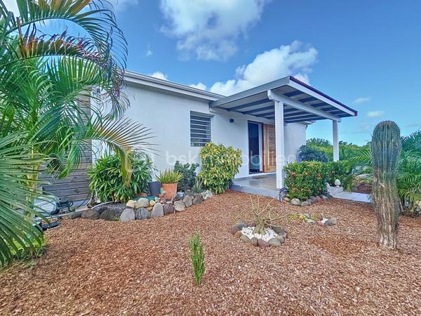 Coup de coeur assuré pour cette villa contemporaine offrant de beaux volumes d'une surface habitable de 119 m2 (surface utile 160 m2)
édifiée de plain-pied sur une parcelle de 1543 m2.
A seulement 5 minutes des commodités du centre-ville et de la plage des Raisins Clairs, au calme elle bénéficie d'un environnement idéal.
De construction atypique, elle se compose de 3 modules
- le premier est un espace pièce à vivre de 40 m2 avec son grand salon et sa cuisine ouverte équipée moderne , un toilette invité, un cellier
extérieur.
- Empruntez le patio et vous accédez au second module offrant deux grandes suites parentales climatisées avec douche à l'italienne, dressing
et toilettes.
- Enfin, le troisième espace bénéficiant d'une vue directe avec ses baies vitrées sur la piscine est une troisième suite parentale climatisée
avec son dressing, sa salle d'eau douche à l'italienne et toilettes.
Vous profiterez également d'une grande terrasse et sa piscine au sel de dimension 4x4 (achevée il y a un an) avec son liner pierres de Bali.
La villa sera cédée avec son mobilier vous n'avez plus qu'à poser vos valises!
Ses équipements : citerne tampon 3300 litres , fibre optique, carport pouvant abriter 2 véhicules et assainissement individuel avec conformité.
Atout supplémentaire: la bonne implantation de la villa sur la parcelle laisse place à une bande de terrain restante laissant un potentiel de
construction additionnel (située en zone u4 du PLU) comme des bungalows ...
Etiquette énergétique: classe B
Vous l'avez compris cette villa est un petit bijou avec encore un potentiel restant, alors n'hésitez pas à me contacter pour de plus amples
informations, accéder au reportage photos complet ou à la vidéo!
Pour le réseau BSK Immobilier : Delphine MIRANDA (EI)
Honoraires charge vendeur